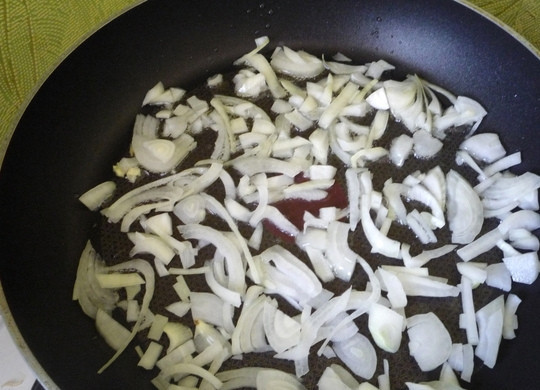 1. Этап. Минтай тушеный: Затем чистим лучок, мелко нарезаем его и отправляем жариться в растительном масле на сковородке. Обжариваем до полу прозрачности.