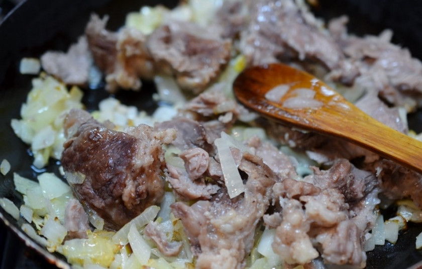 1. Этап. Суп Бозбаш классический: Добавьте к луку и обжаривайте еще около 2-х минут.