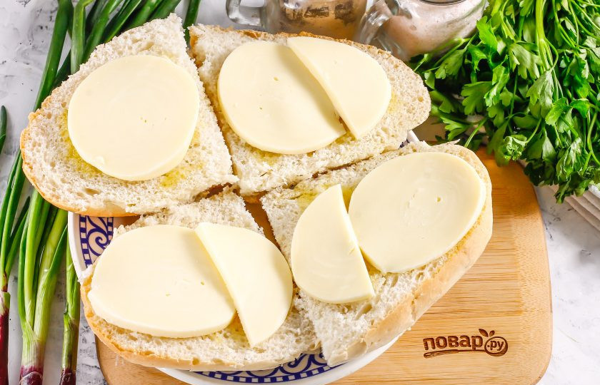 1. Этап. Панини с помидорами и моцареллой: Нарежьте моцареллу кружочками и выложите на ломтики хлеба.