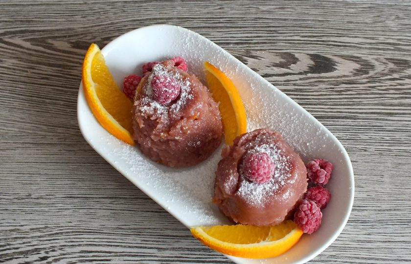 1. Этап. Малиновый пудинг: Аккуратно достаньте десерт из формочек, переложите на блюдо. Оформите апельсином и ягодами малины.