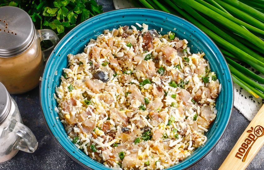 1. Этап. Паштет из копченой рыбы: Посолите и поперчите, если рыба не слишком соленая. Аккуратно все перемешайте и оставьте на 20 минут для пропитывания, зеленый лук придаст паштету яркий свежий вкус.