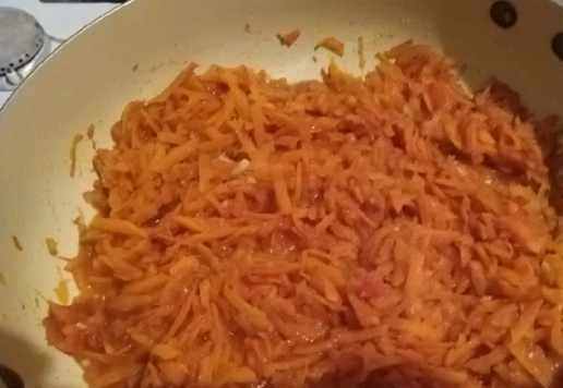 1. Этап. Неленивые голубцы: К оставшимся овощам добавить томатную пасту, разведённую в 2/3 стакана воды. Можно добавить натёртый помидор. Тушить, пока жидкость не испарится. Соус готов.