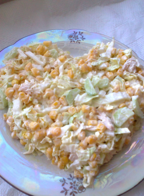 1. Этап. Салат для любимых: Салат выложить на тарелку в виде сердца.