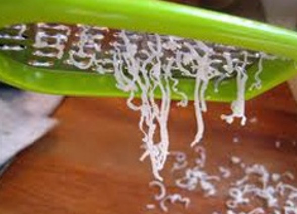 1. Этап. Свинина в сырном кляре: Сложите кусочки в полиэтиленовый пакет и отбейте с помощью кухонного молотка. Отбитые кусочки сложите в отдельную тарелку. Плавленый сыр потрите.