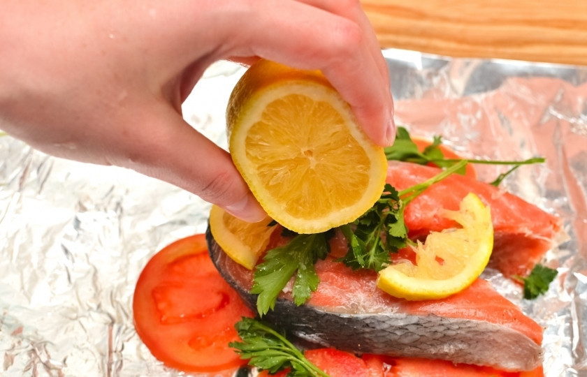 1. Этап. Стейк лосося в фольге: Сбрызните лимонным соком.