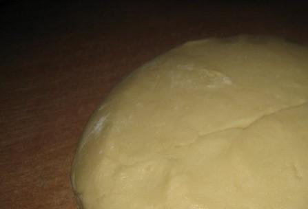 1. Этап. Торт на сковороде с творогом: Из получившихся ингредиентов замесите гладкое тесто, чтобы оно не прилипало к рукам. Скатайте его в шар и положите в миску. Отправьте тесто в холодильник отдохнуть на полчаса.