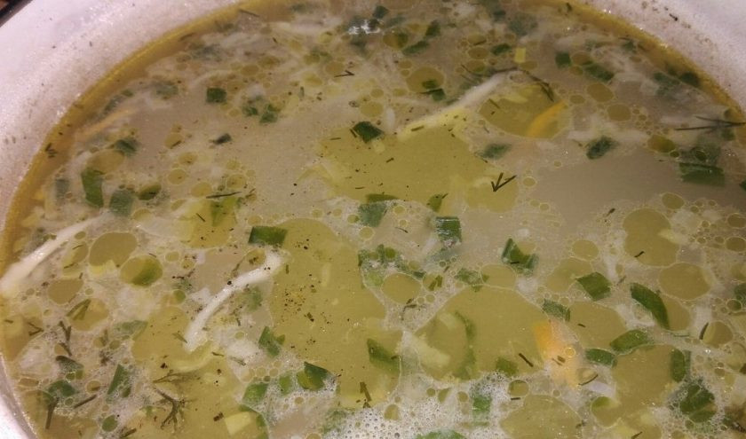 1. Этап. Лапша домашняя на курином бульоне: 6. Доведите до кипения, варите еще пару минут, после чего снимите с огня. Лапшу лучше не переваривать, а наоборот оставить немного твердой (она дойдет в процессе охлаждения).