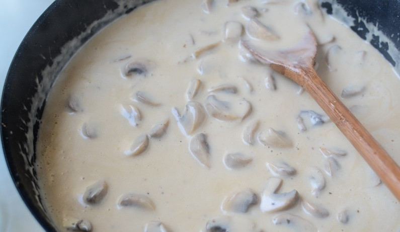 1. Этап. Подлива из грибов и курицы: Когда вся вода испаряется, пора добавить сливки, холодное молоко, смешанное с кукурузным крахмалом и вино. Довести все это до кипения, при этом часто перемешивая, и варить в течение 1 минуты. Благодаря кукурузному крахмалу ваш соус станет густоватым.