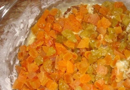 1. Этап. Печенье Мазурка: Все выбранные вами сухофрукты порежьте на мелкие кусочки, промойте их и обсушите. Особенно важно нарезать крупный изюм, иначе в духовке он увеличится в размерах и будет подгорать. Добавьте ко всем остальным ингредиентам рубленые грецкие орехи.