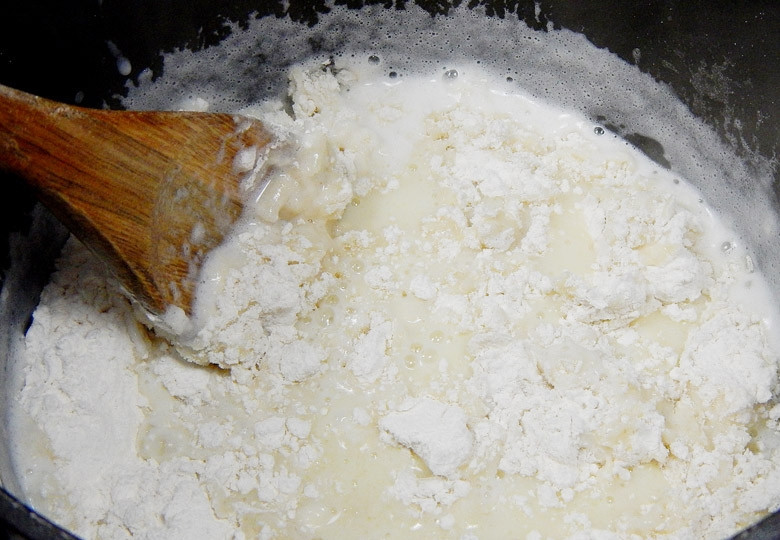 1. Этап. Пирожные Эклер: 10. Доведите смесь до кипения и добавьте разом всю муку.