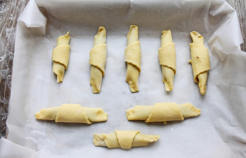 1. Этап. Рогалики с нутеллой: Противень застелите бумагой для выпечки и выложите рогалики. Поставьте в теплое место на 20-30 минут для расстойки.