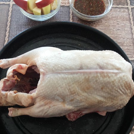 1. Stage. Baked duck in a sweet and spicy marinade: Wash the duck well and wipe it with a paper towel. Cut the apples into slices by removing the seeds.