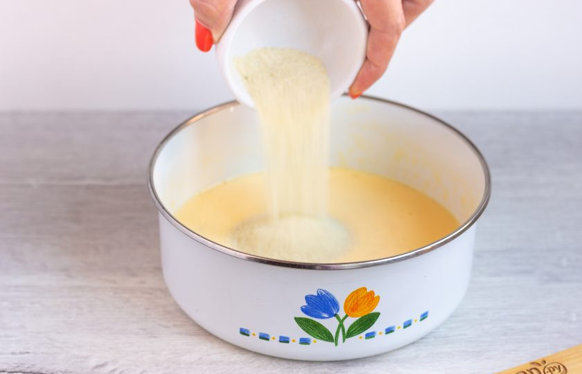 1. Этап. Яичный рулет со свининой и базиликом: Добавьте манку, перемешайте и поставьте в сторону на 15-20 минут, чтобы манка набухла.