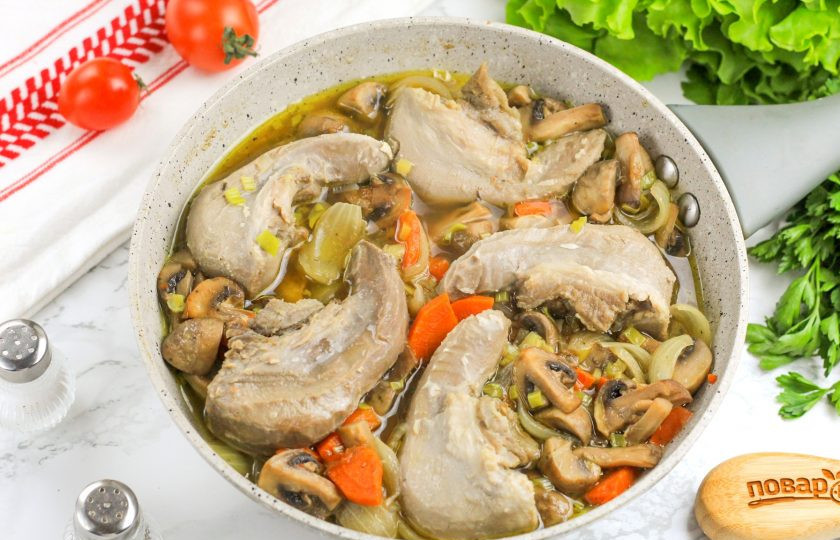 1. Этап. Язычки ягнят: Влейте горячую воду и потушите все примерно 10-15 минут. По желанию можно добавить различные пряности, приправы еще.