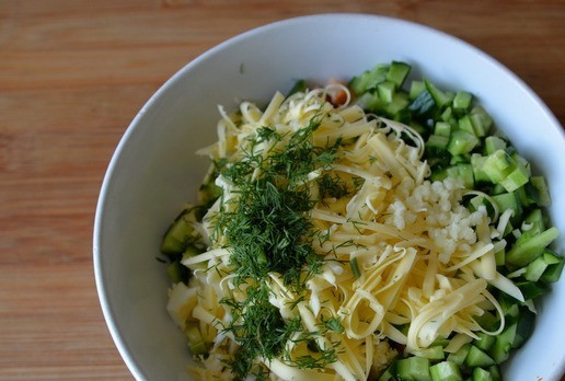 1. Этап. Салат-намазка Колодец: Добавляем натёртый сыр, выдавливаем чеснок, кладём рубленный укроп.