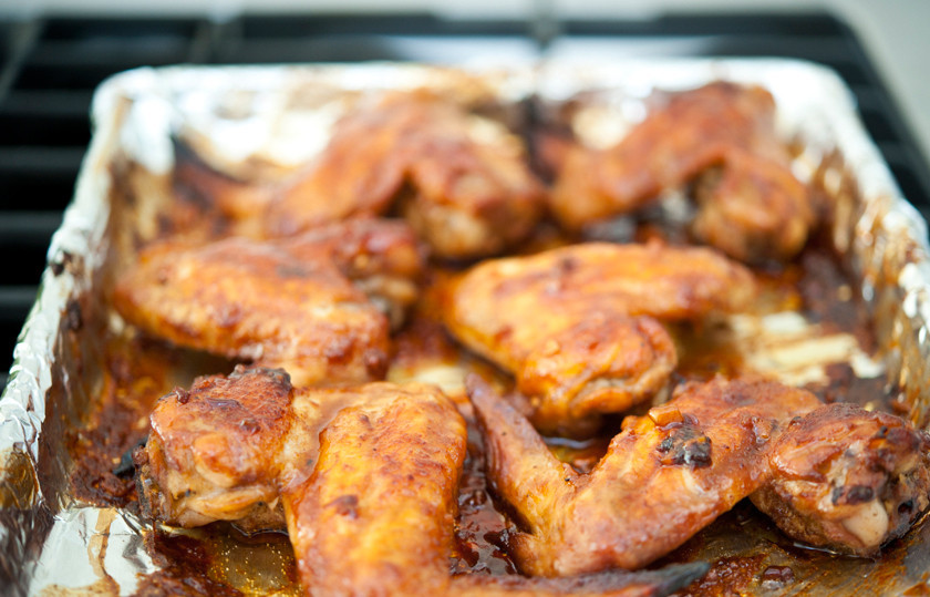 1. Этап. Крылышки под соусом: 3. Чем дольше маринуете, тем лучше. Выкладываем на противень и отправим в разогретую до 180 градусов духовку. Запекаем до румяной корочки.