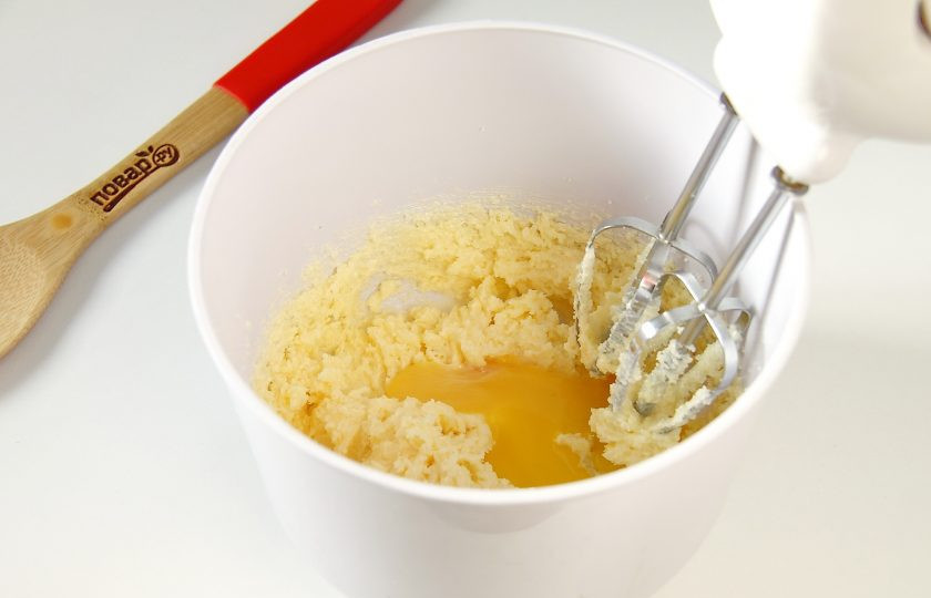 1. Этап. Лимонная запеканка: Отделите желтки от белков и по одному добавьте к взбитому маслу.