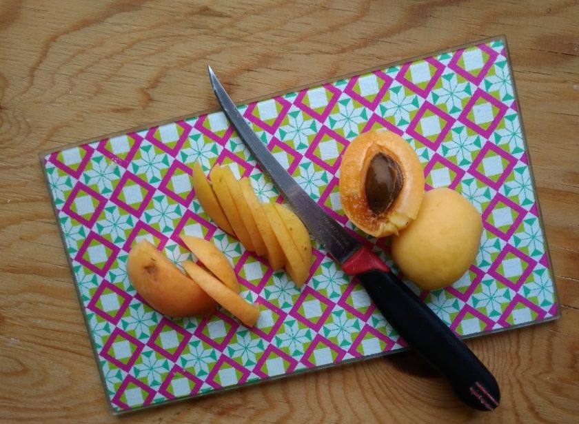 1. Этап. Оладьи с абрикосом: 5. Абрикосы промойте и нарежьте тонкими дольками.