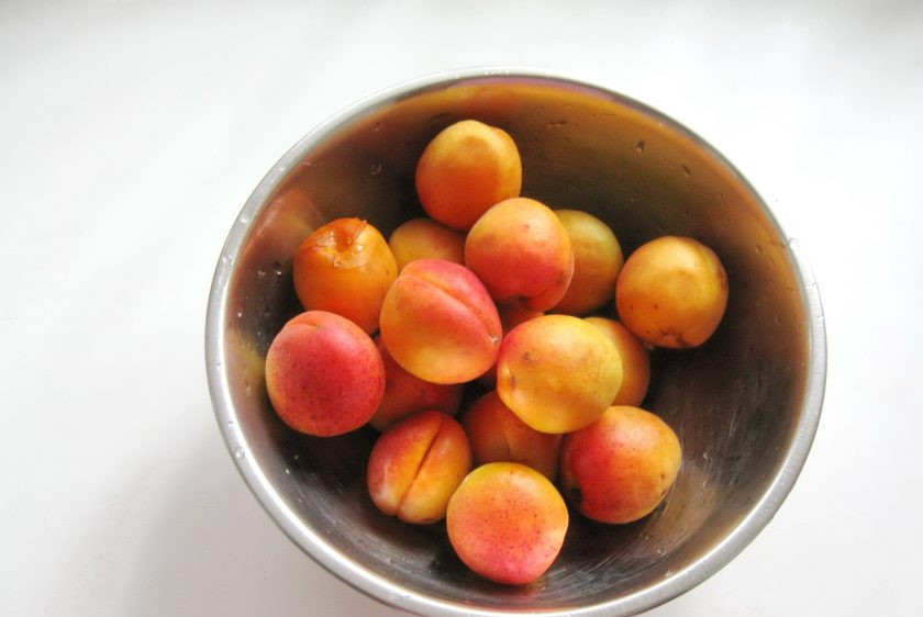 1. Этап. Мармелад из абрикосов на агар-агаре: Абрикосы помойте.