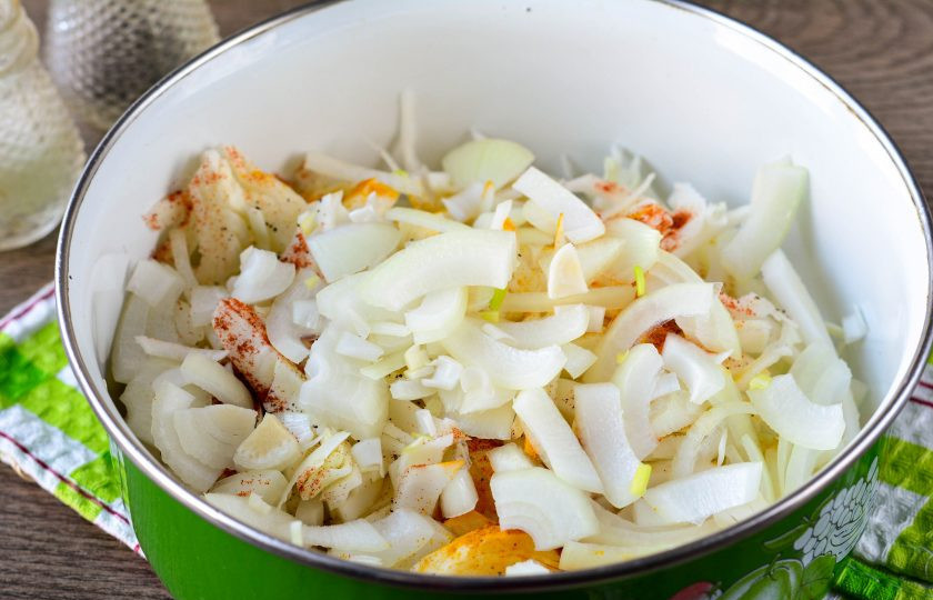 1. Этап. Капуста в пакете в духовке: Добавьте к капусте лук.