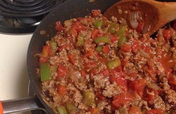 1. Этап. Макароны с фаршем и овощами: 7. Добавьте к овощам ранее обжаренный фарш. Нарежьте помидоры кусочками и выложите к фаршу, тушите 5-7 минут на слабом огне.