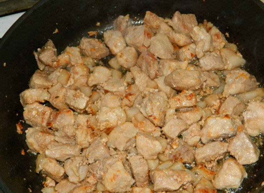 1. Этап. Мясная сковорода с рисом и кабачками: Мясо нарежьте и обжарьте на сковороде.