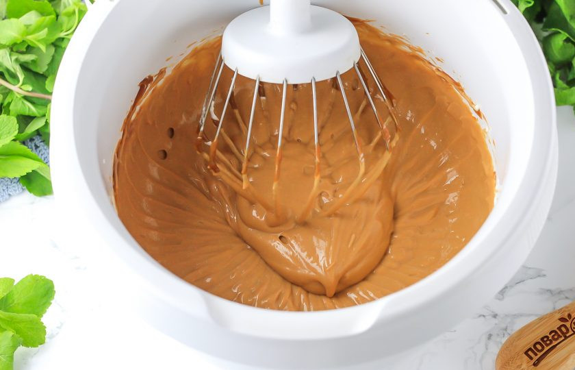 1. Этап. Крем из вареной сгущенки и сметаны: В конце приготовления крем должен получиться карамельным и на вид, и по вкусу. Тогда он точно готов. Поместите емкость с кремом в холодильник или вынесите на холод, чтобы он еще немного загустел.