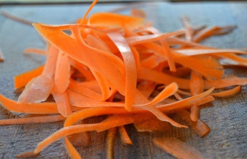 1. Этап. Диетический суп с сельдереем: 3. Морковь нашинкуйте тонкими ломтиками.