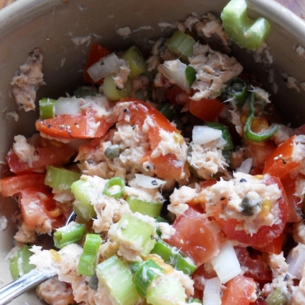 1. Этап. Салат из консервированной горбуши: Заправляем салат майонезом, солим и перчим по вкусу.