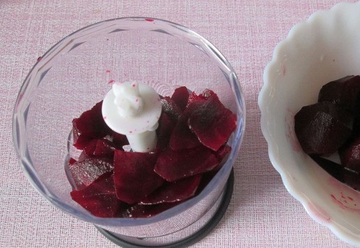 1. Этап. Свекольный джем: Свеклу нарезать на кусочки и измельчить в блендере до состояния пюре (протереть через сито или измельчить на мелкой тёрке).