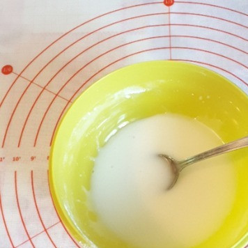 1. Этап. Миндальное печенье Растаявшие снеговики: Приготовим глазурь. Соединить сахарную пудру, воду и лимонный сок, хорошо все перемешать.