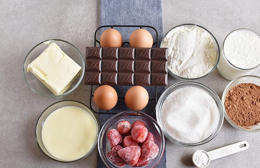 1. Этап. Клубничный торт с шоколадным кремом и глазурью: Подготовьте ингредиенты.