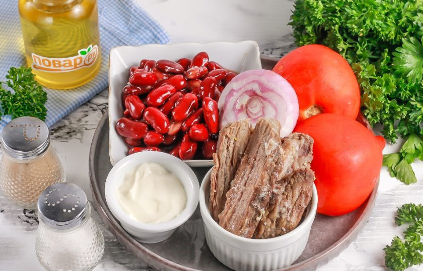 1. Этап. Салат из говядины и консервированной красной фасоли: Подготовьте указанные ингредиенты. Говядину заранее отварите или потушите до мягкости и остудите. Вскройте банку с красной фасолью и слейте маринад.