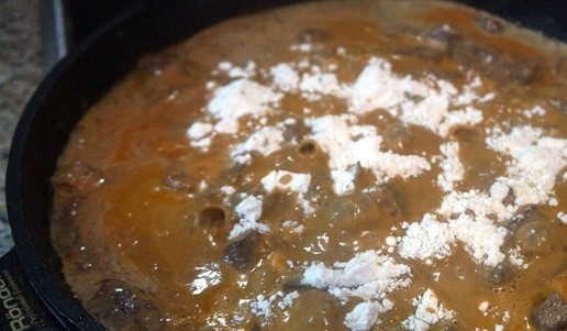 1. Этап. Печень по-строгановски: Чтобы соус стал гуще, можно добавить ложку муки или крахмала, но можно этого и не делать. Если добавили – перемешать хорошенько, прокипятить пару минут, затем убавить огонь до малого и потомить блюдо еще минут 5.