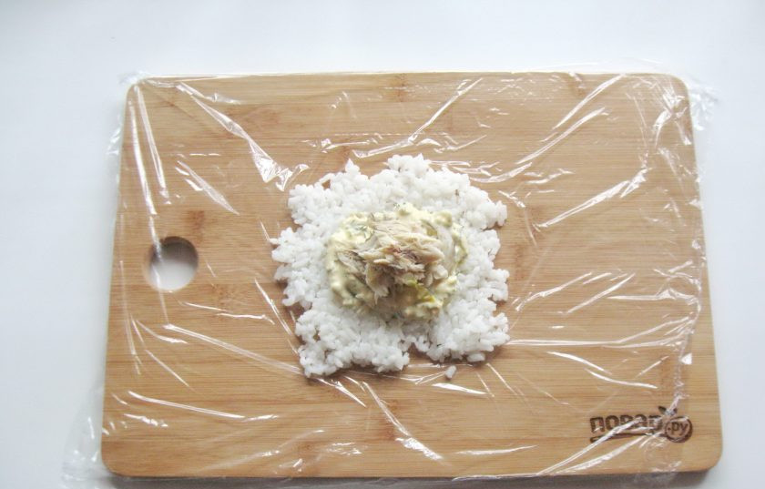 1. Этап. Рисовые шарики с рыбой: На соус выложите несколько кусочков рыбы.