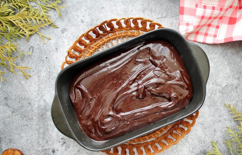 1. Этап. Трюфели из горького и молочного шоколада: Переложите шоколадную массу в форму, разровняйте и, покрыв, уберите в холодильник на 12-15 часов.