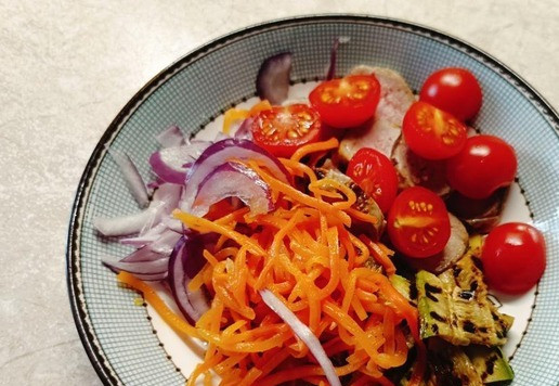 1. Этап. Салат с купатами и острой морковью: Добавить помидоры черри нарезанные пополам и несколько ложек острой морковки.