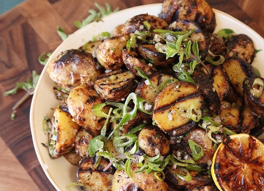 1. Этап. Картофельные дольки в специях: 8. Аккуратно перемешайте. Вот и весь секрет, как приготовить картофельные дольки в специях на гриле. Очень классно выглядит, правда? А на вкус еще лучше!