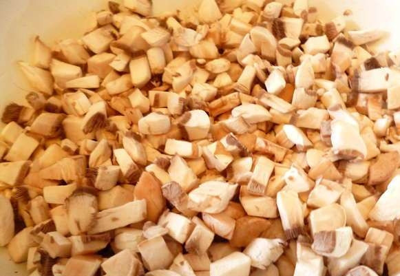 1. Этап. Печеночные котлеты с грибами: Грибы с луком почистите и нарежьте мелкими кубиками. Потом обжарьте их на сковороде с маслом и остудите.