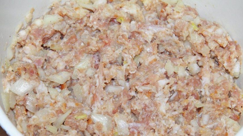 1. Этап. Котлеты домашние из фарша: Фарш тщательно перемешайте. Оставьте его в холодильнике на 30-60 минут.