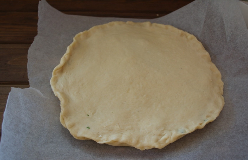 1. Этап. Пирог с зеленью и брынзой: Вторую часть теста раскатайте тонко. Накройте ею начинку. Соедините края и защипните.