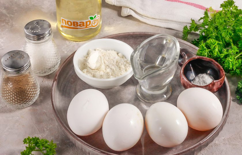 1. Этап. Пышный омлет на сковороде без молока: Подготовьте указанные ингредиенты. Если вы будете использовать мелкие куриные яйца, то желательно брать 5 штук. Диаметр сковороды — 22 см. Чем шире будет диаметр сковороды, тем более плоским получится омлет.