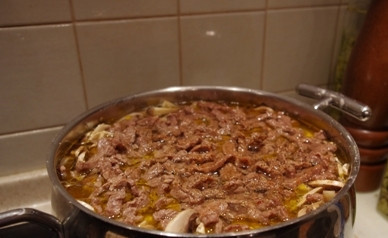 1. Этап. Картошка, тушенная с мясом и грибами: Теперь добавляем обжаренное мясо.