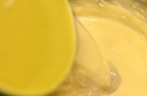 1. Этап. Тесто на картофельном отваре: 4. Добавьте оставшуюся муку, еще раз взбейте тесто до однородности, влейте остывший картофельный отвар. Тесто должно получитсья однородным и без комочков.