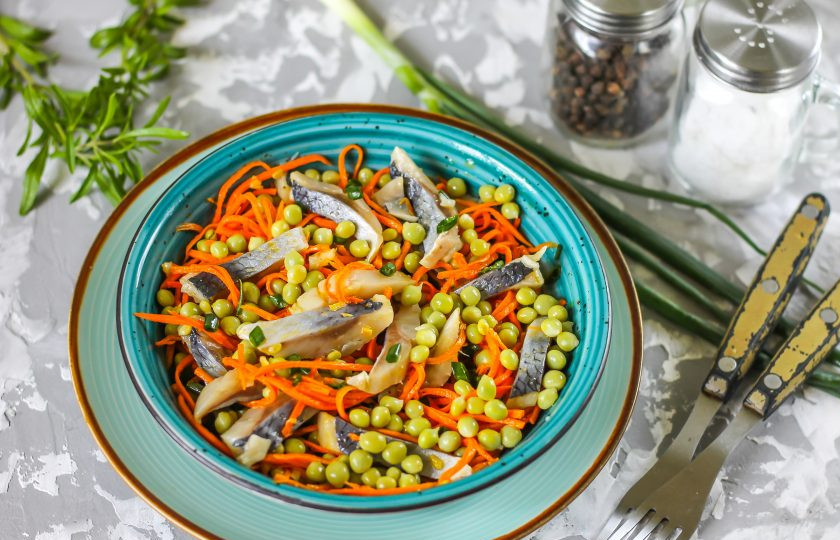 1. Этап. Салат из селедки с морковью: Затем подавайте блюдо к столу, пробуя его на вкус. Если захочется немного кислинки, вы можете сбрызнуть салат 6% уксусом и перемешать.