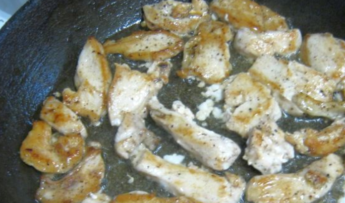 1. Этап. Шаверма в лаваше: Куриное филе нарезаем небольшими кусочками, солим и перчим по вкусу. Затем обжариваем на растительном масле до золотистого цвета.