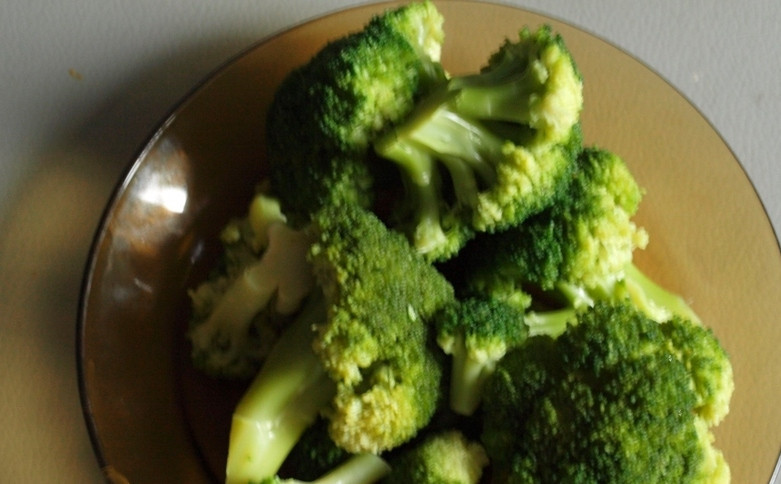 1. Этап. Брокколи с брынзой: Брокколи помойте и отварите в подсоленной воде 5 минут. Затем остудите её и разберите на соцветия. Смешайте в салатнице с нарезанной курицей и брынзой.