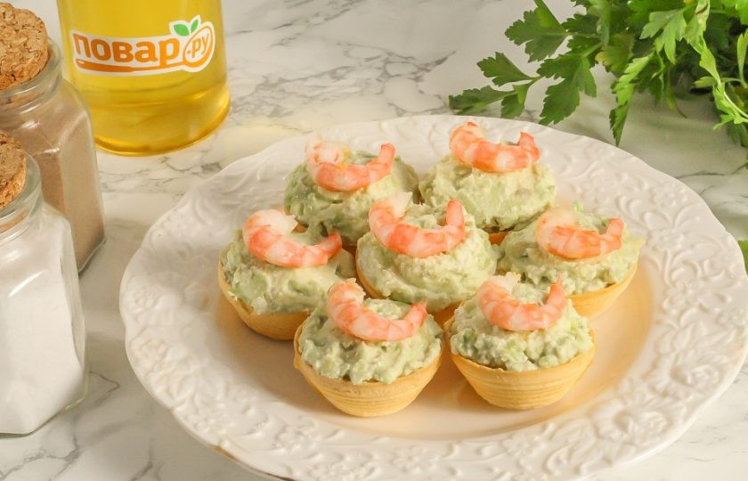 1. Этап. Тарталетки с творожным сыром, авокадо и креветками: Выложите на каждую тарталетку отварную креветку или две креветки, по своему вкусу.