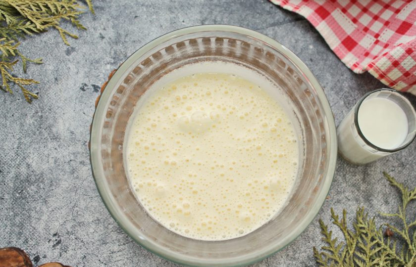 1. Этап. Бисквит с чаем матча: Добавьте ванильный экстракт, соль и влейте сливки. Все аккуратно перемешайте лопаткой до однородности.