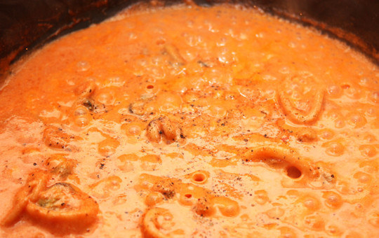 1. Этап. Макароны с морепродуктами: Солим и перчим, тушим морепродукты, пока соус немного не загустеет.